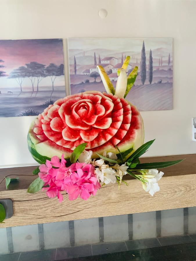 Holiday Hotel คูซาดาซี ภายนอก รูปภาพ
