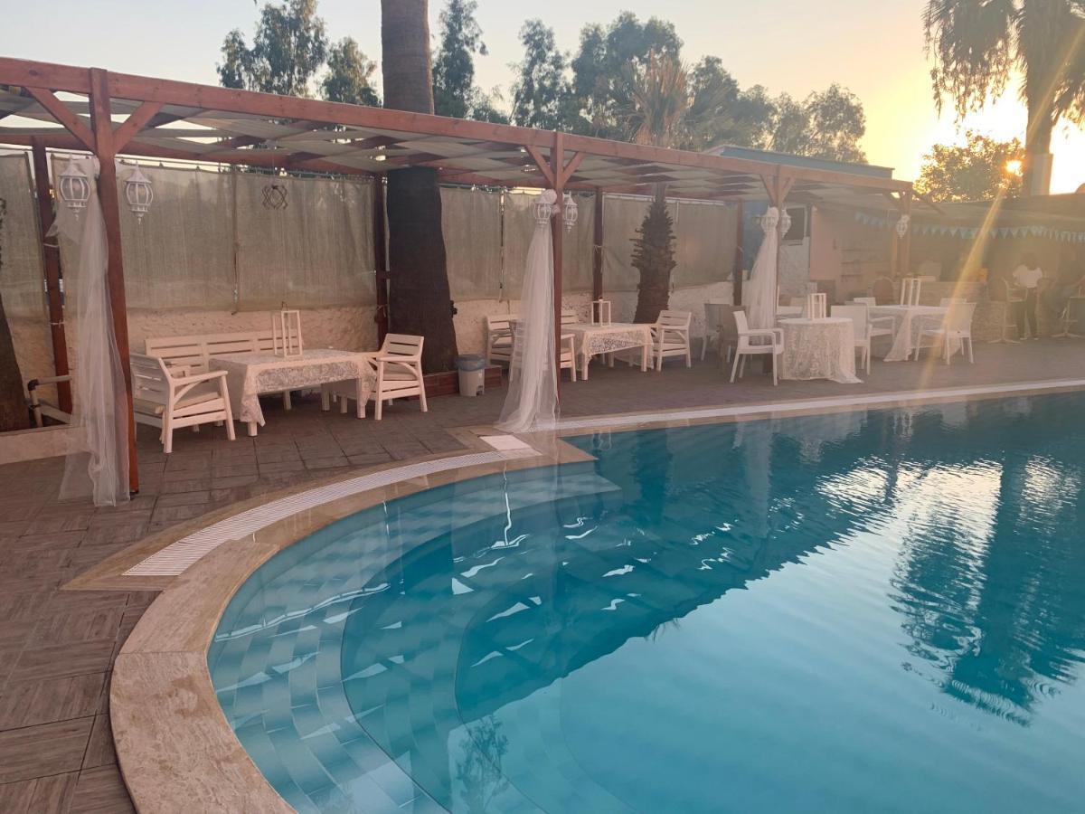 Holiday Hotel คูซาดาซี ภายนอก รูปภาพ