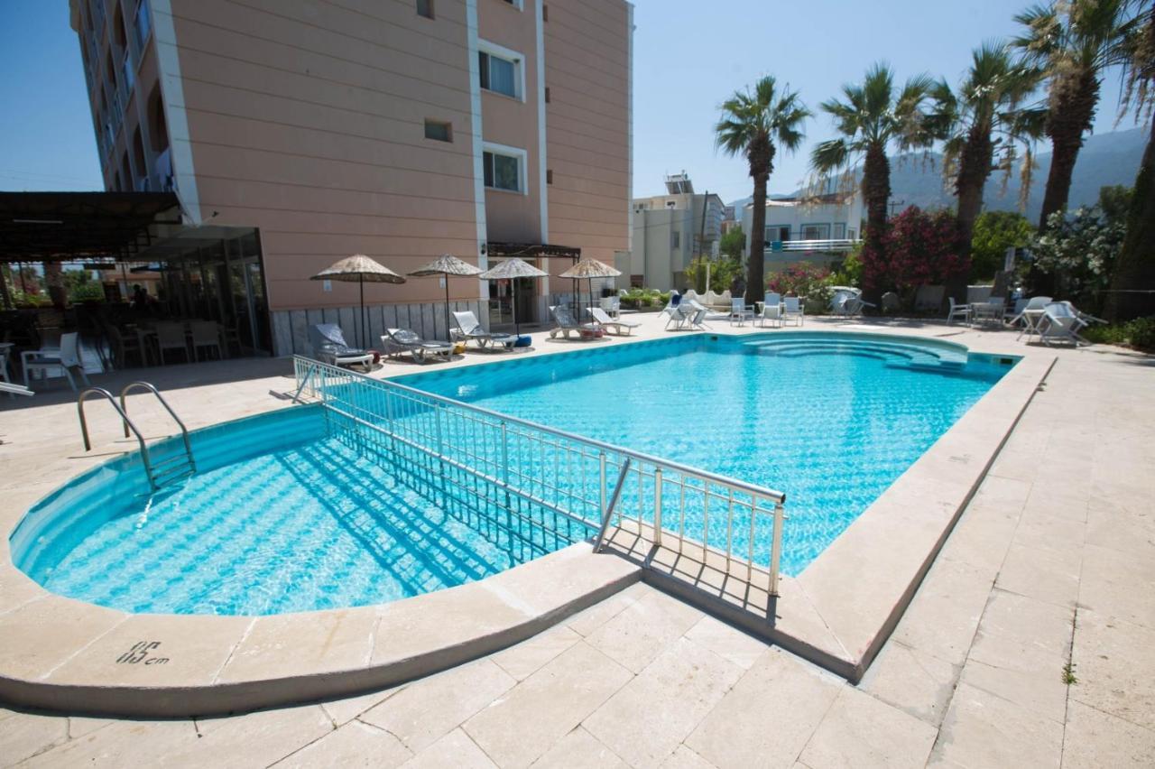 Holiday Hotel คูซาดาซี ภายนอก รูปภาพ